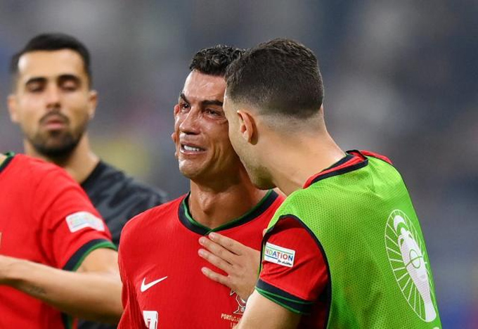 Ronaldo khóc khi đá hỏng 11 mét trước Slovenia trong hiệp phụ